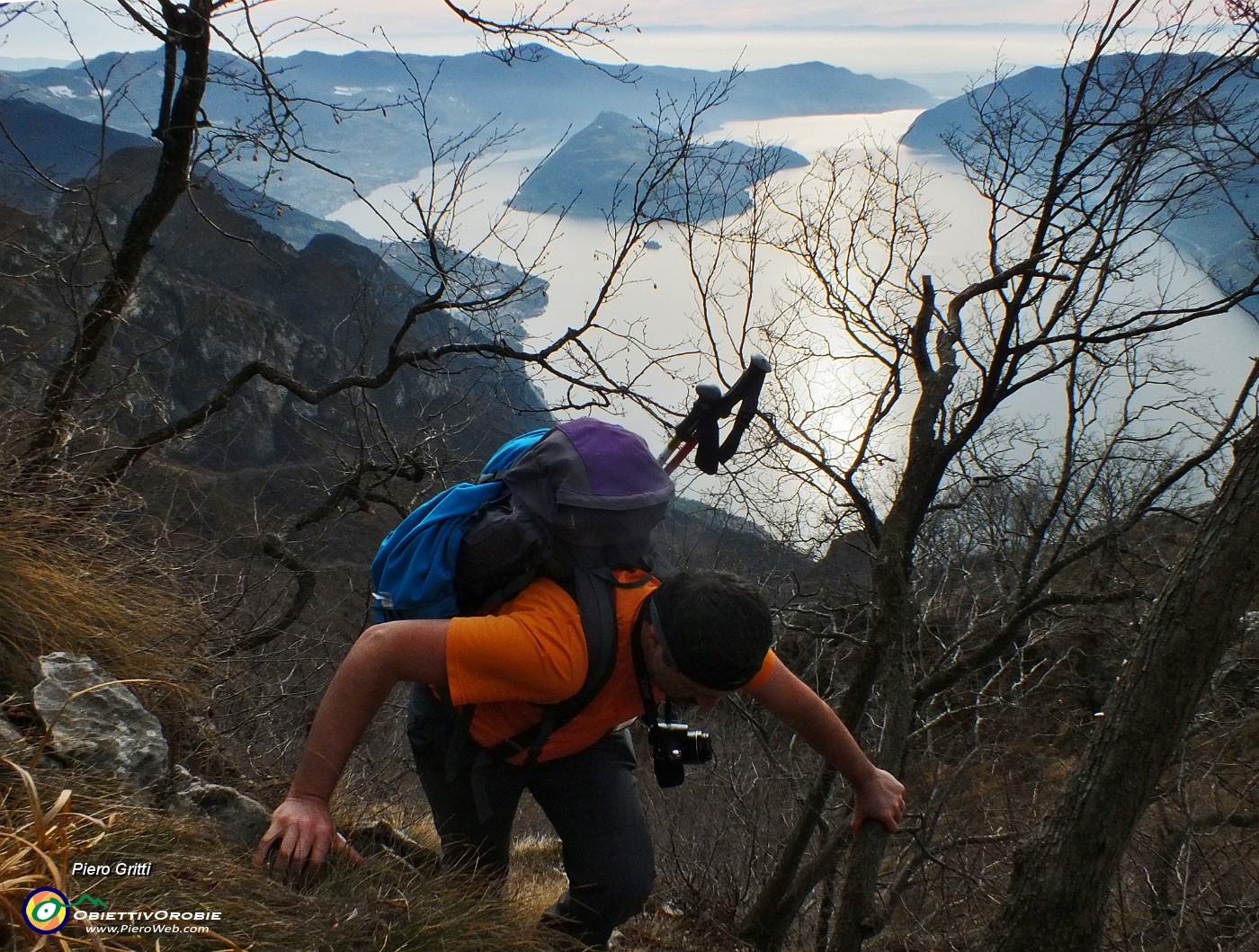 62 si arrampica aiutandosi con le mani.JPG